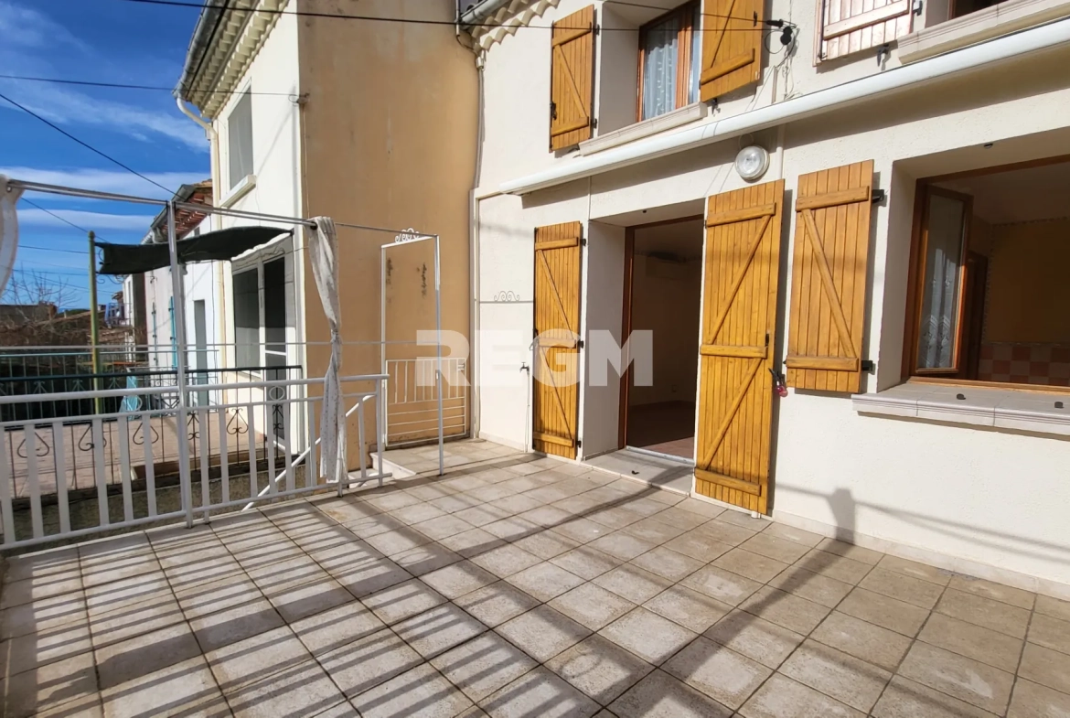Maison de village rénovée avec 2 chambres, terrasse et garage à Montblanc 