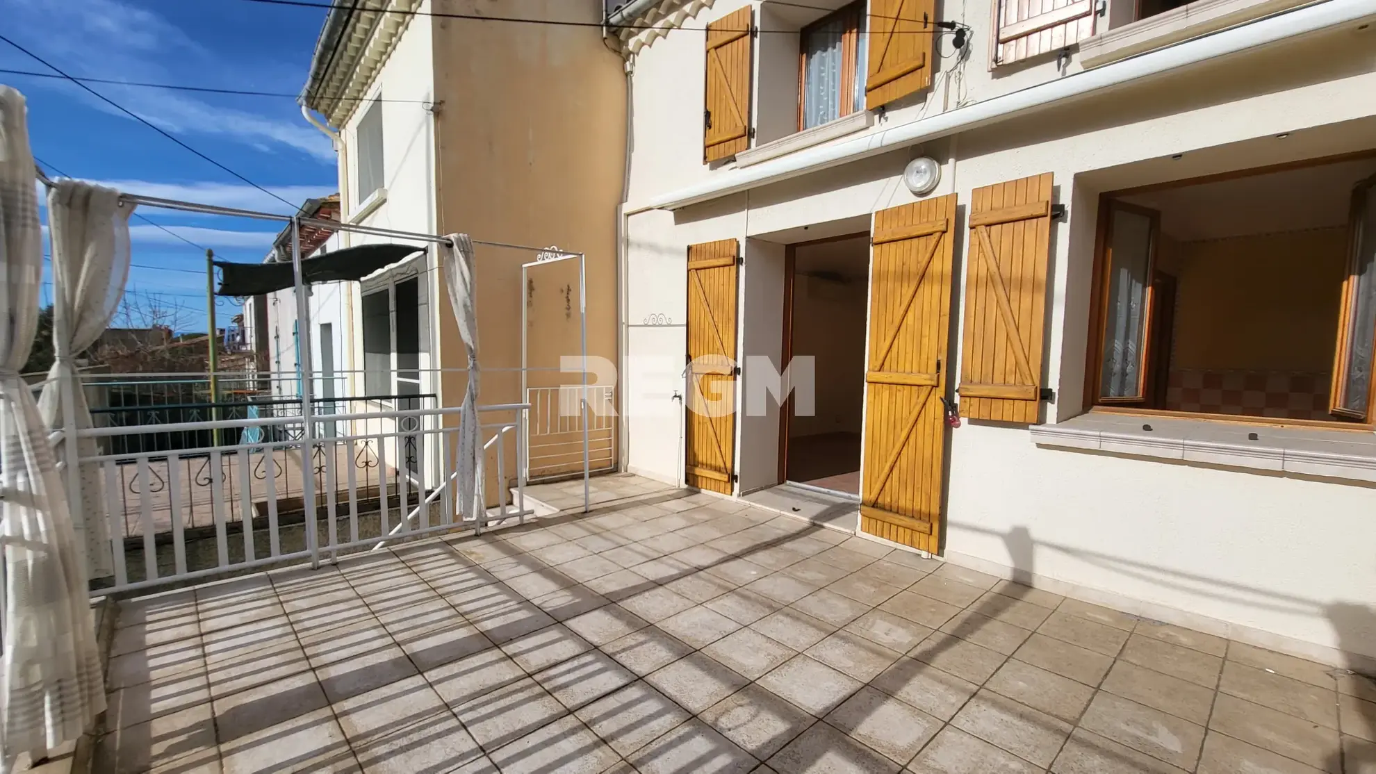 Maison de village rénovée avec 2 chambres, terrasse et garage à Montblanc 