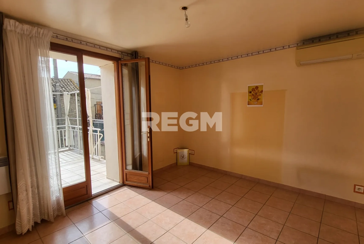 Maison de village rénovée avec 2 chambres, terrasse et garage à Montblanc 