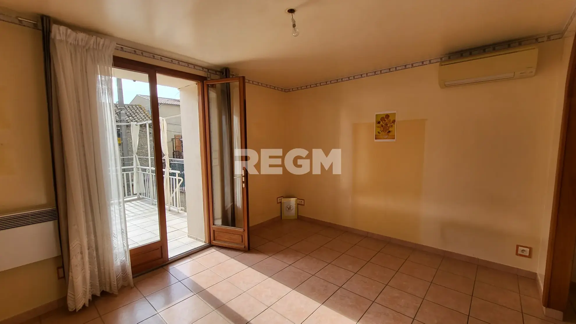 Maison de village rénovée avec 2 chambres, terrasse et garage à Montblanc 