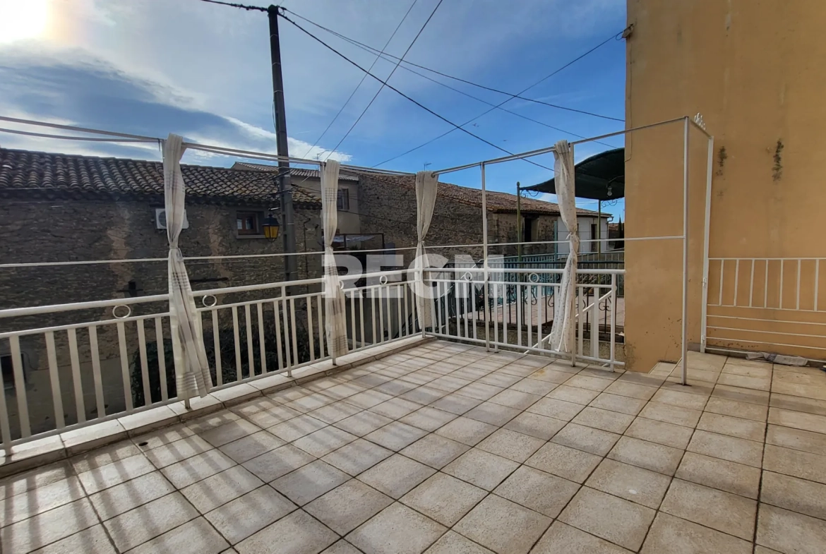 Maison de village rénovée avec 2 chambres, terrasse et garage à Montblanc 