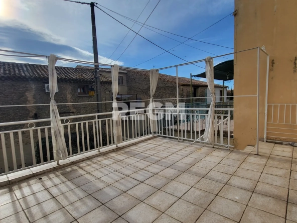 Maison de village rénovée avec 2 chambres, terrasse et garage à Montblanc