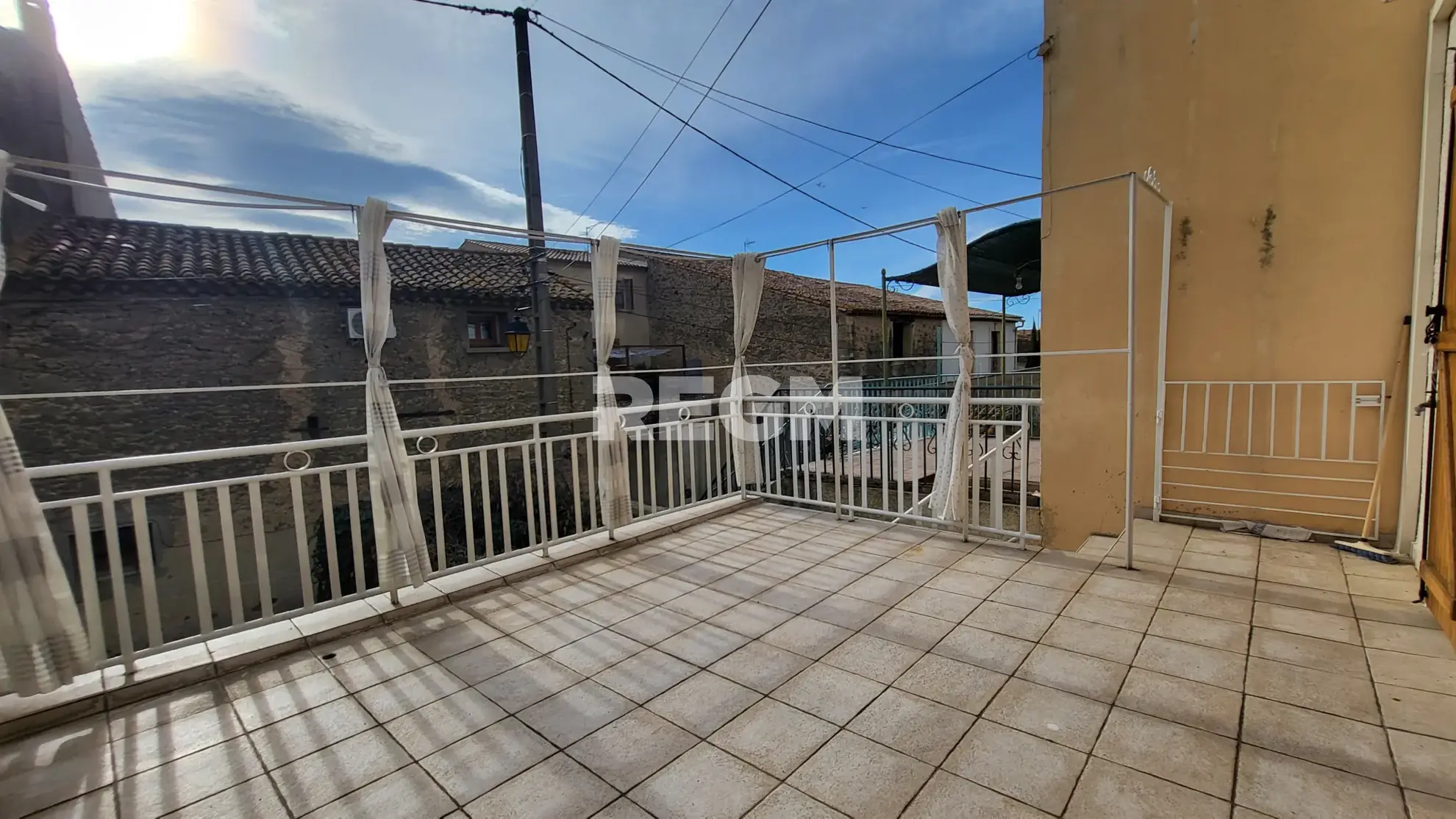Maison de village rénovée avec 2 chambres, terrasse et garage à Montblanc 