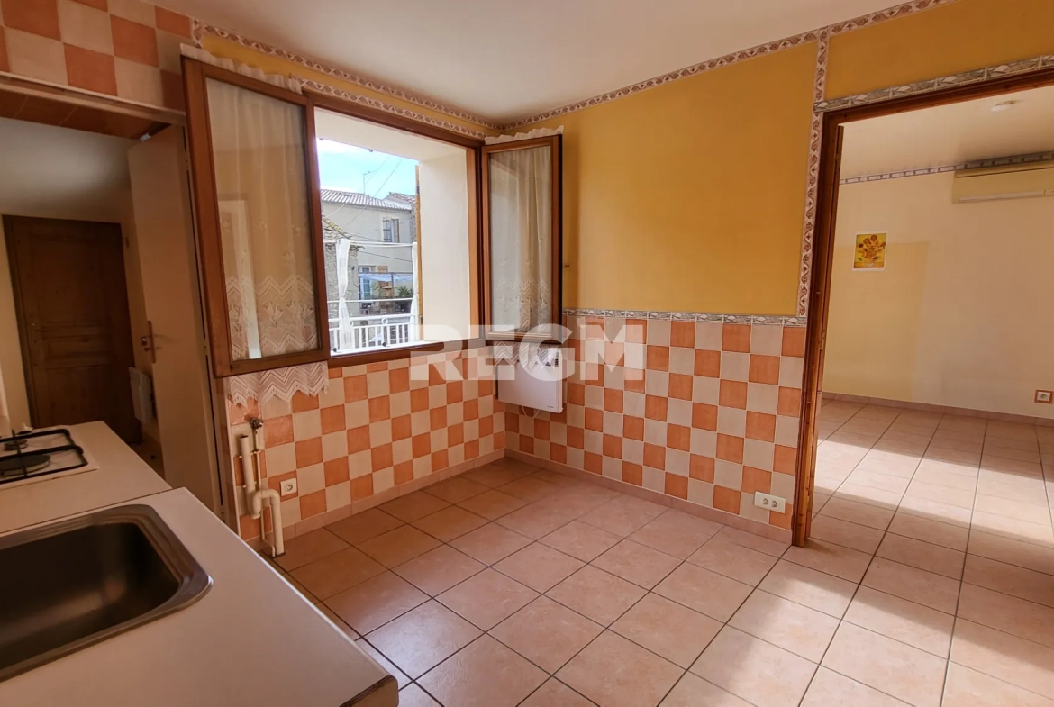 Maison de village rénovée avec 2 chambres, terrasse et garage à Montblanc 