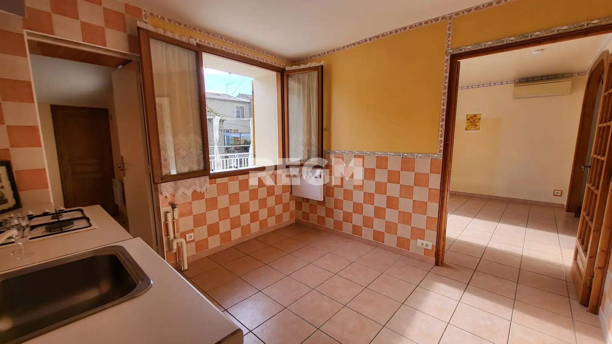 Maison de village rénovée avec 2 chambres, terrasse et garage à Montblanc 