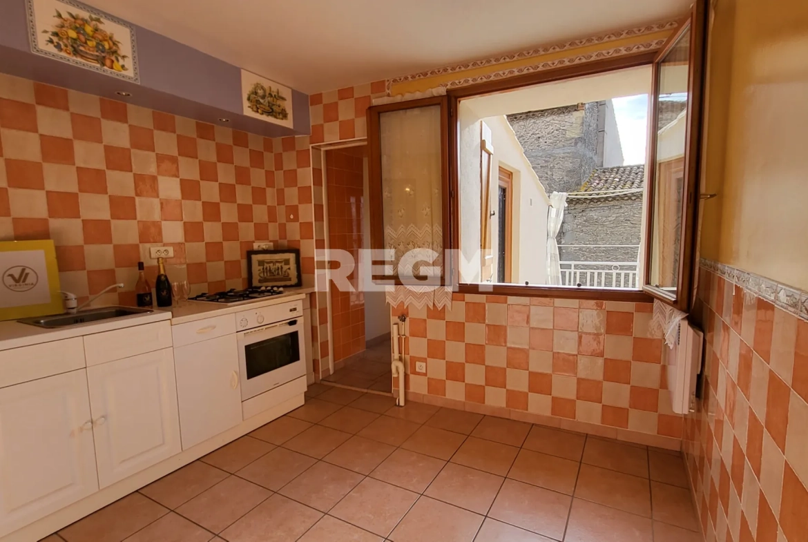 Maison de village rénovée avec 2 chambres, terrasse et garage à Montblanc 