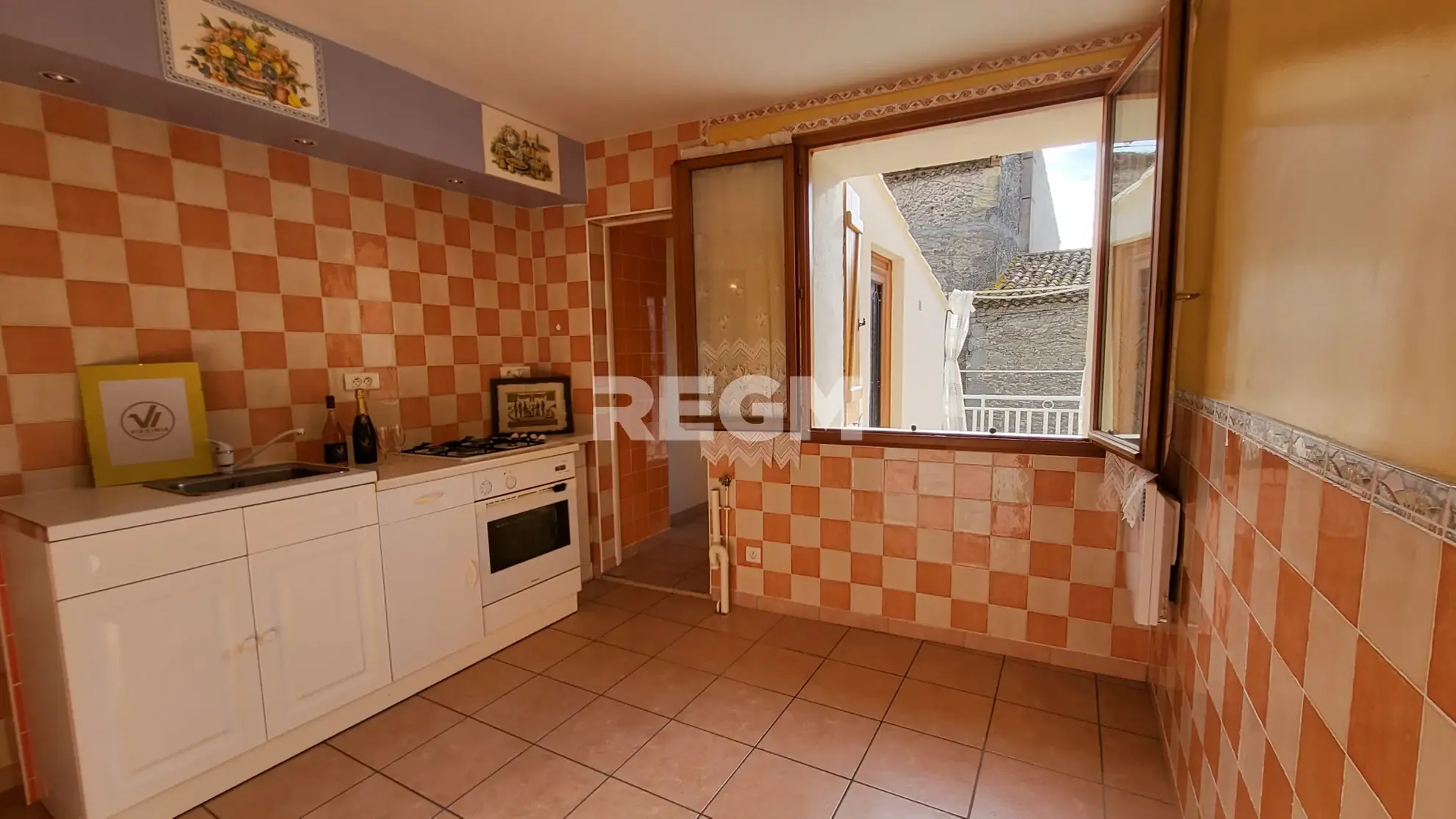Maison de village rénovée avec 2 chambres, terrasse et garage à Montblanc 