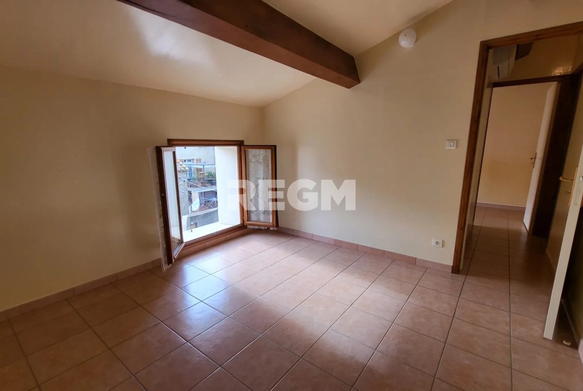 Maison de village rénovée avec 2 chambres, terrasse et garage à Montblanc 