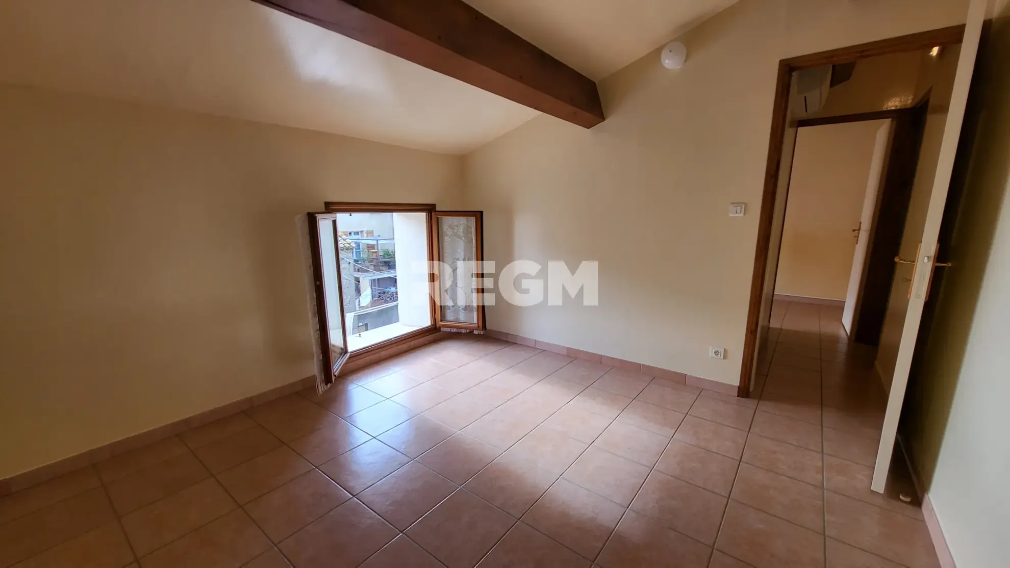 Maison de village rénovée avec 2 chambres, terrasse et garage à Montblanc 