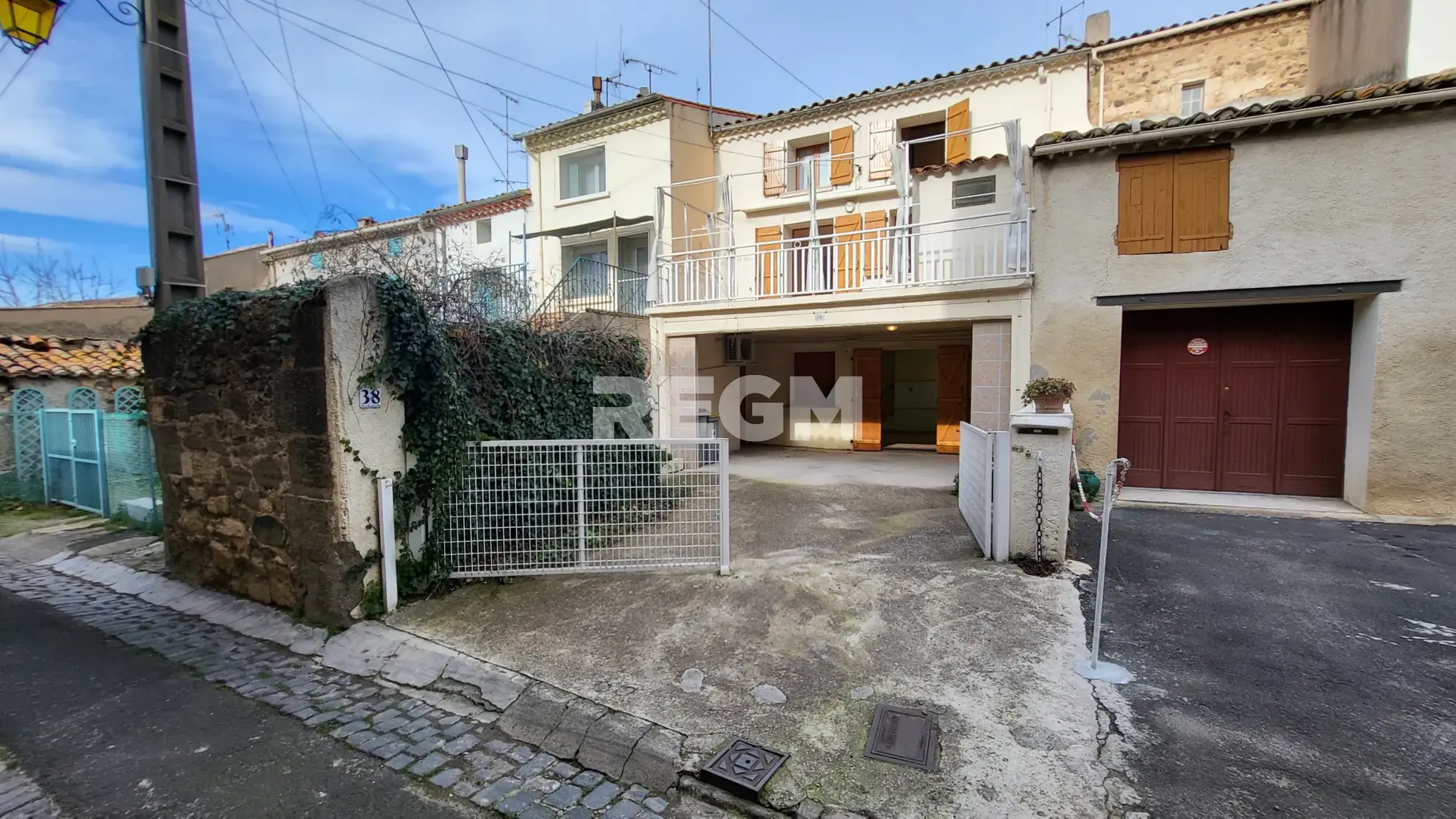 Maison de village rénovée avec 2 chambres, terrasse et garage à Montblanc 