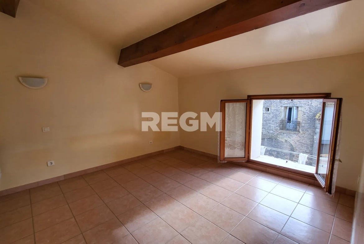 Maison de village rénovée avec 2 chambres, terrasse et garage à Montblanc 
