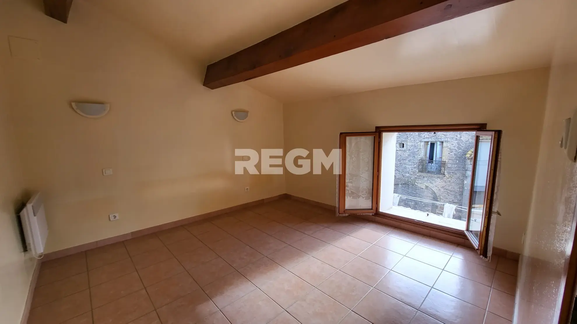 Maison de village rénovée avec 2 chambres, terrasse et garage à Montblanc 