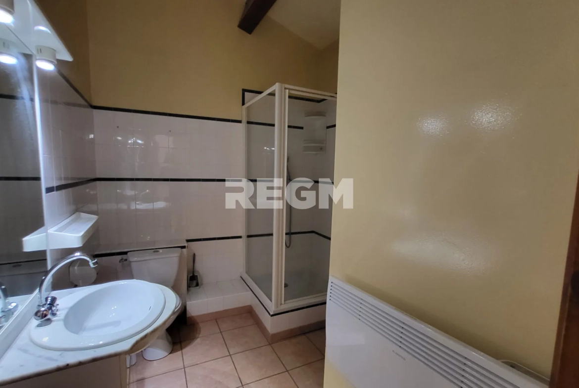 Maison de village rénovée avec 2 chambres, terrasse et garage à Montblanc 