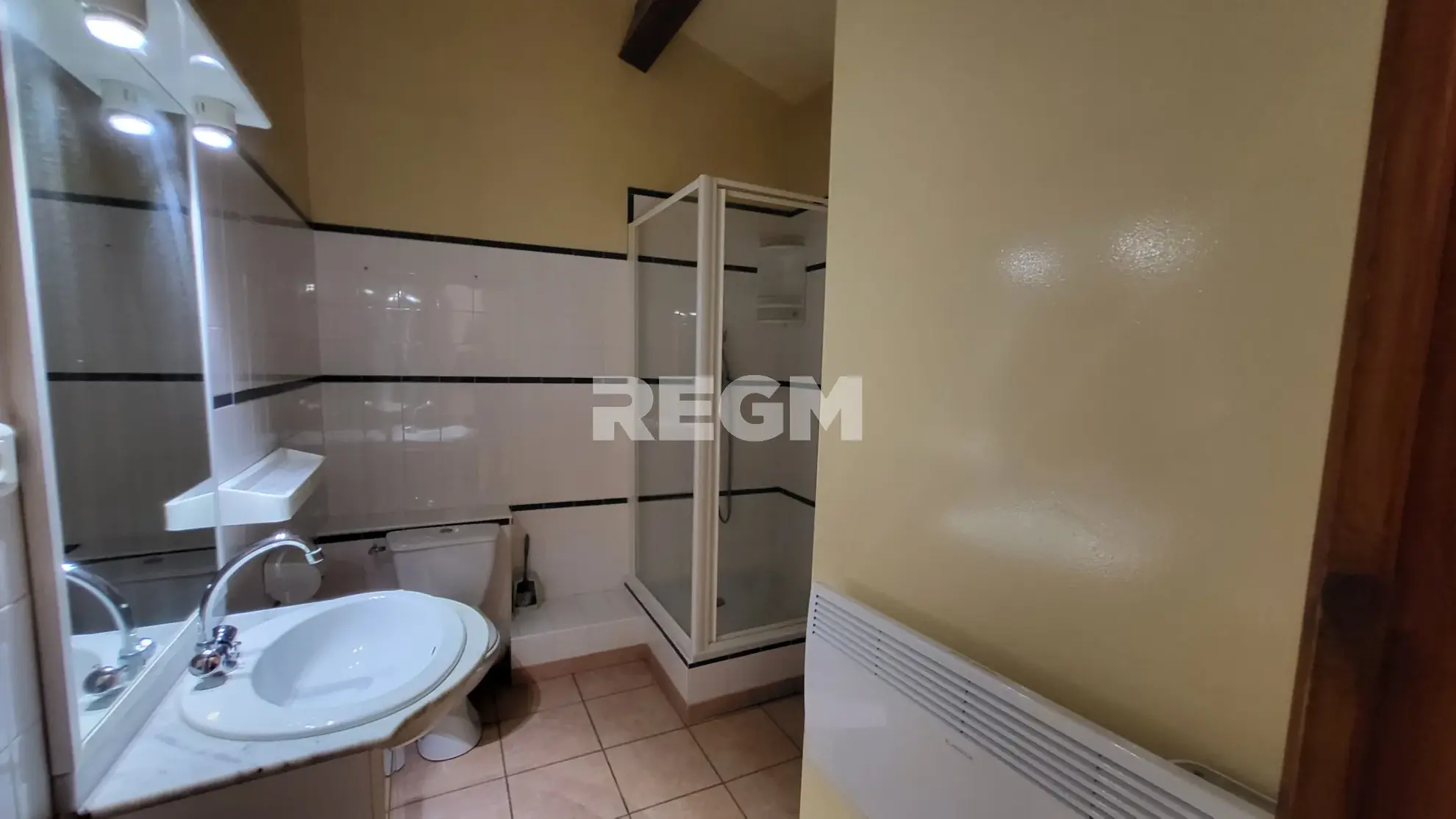 Maison de village rénovée avec 2 chambres, terrasse et garage à Montblanc 