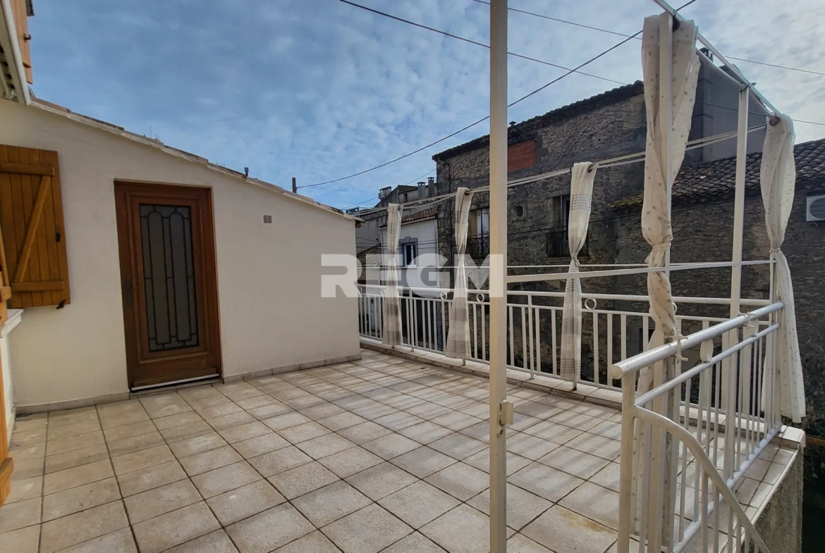 Maison de village rénovée avec 2 chambres, terrasse et garage à Montblanc 