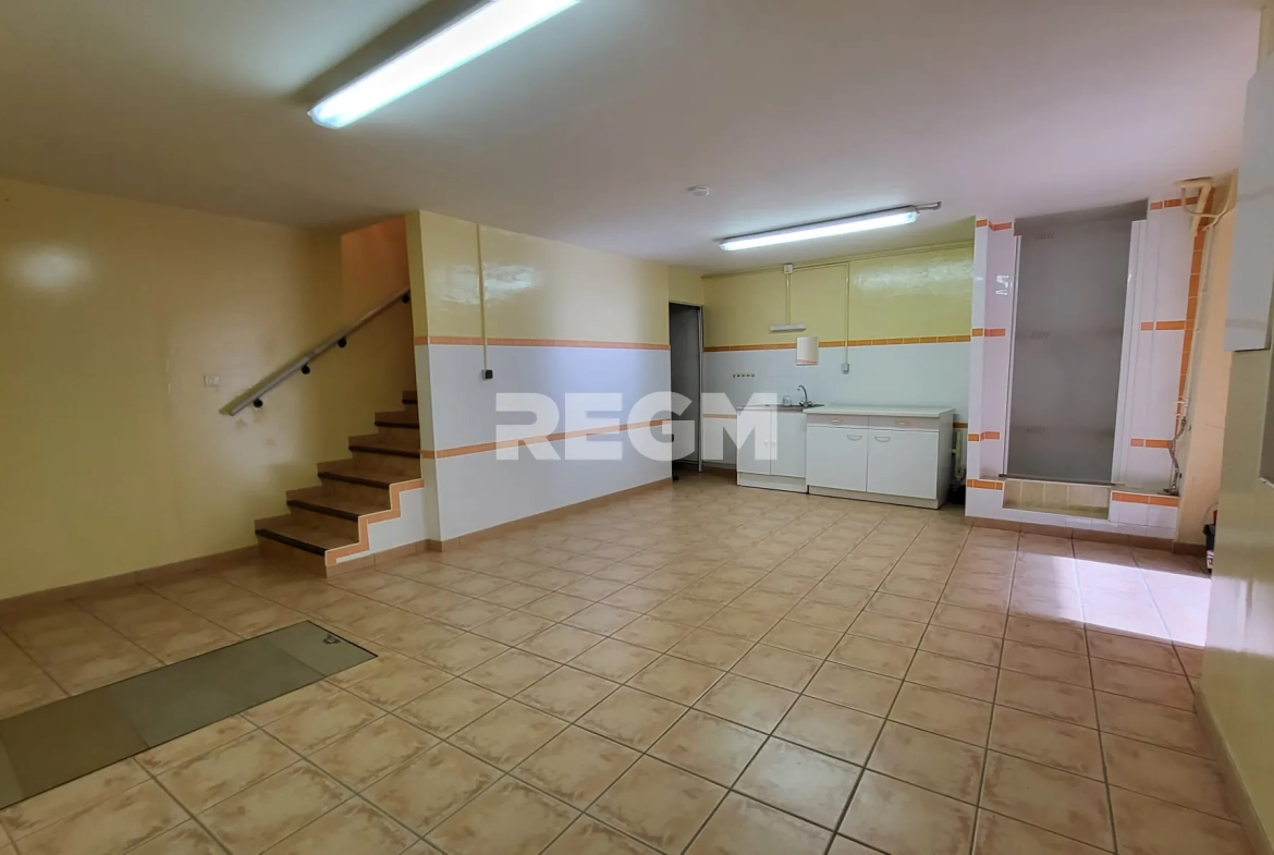 Maison de village rénovée avec 2 chambres, terrasse et garage à Montblanc 