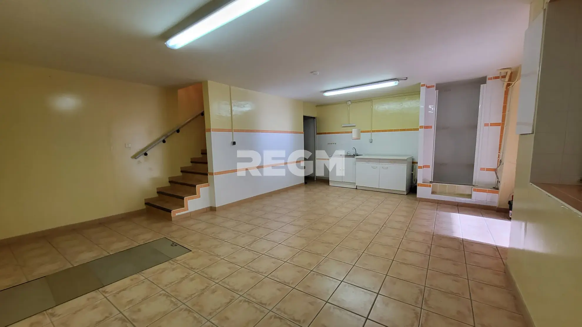 Maison de village rénovée avec 2 chambres, terrasse et garage à Montblanc 
