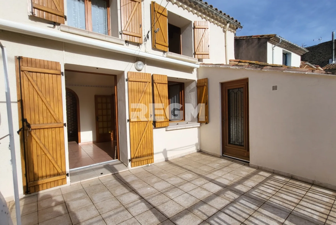 Maison de village rénovée avec 2 chambres, terrasse et garage à Montblanc 