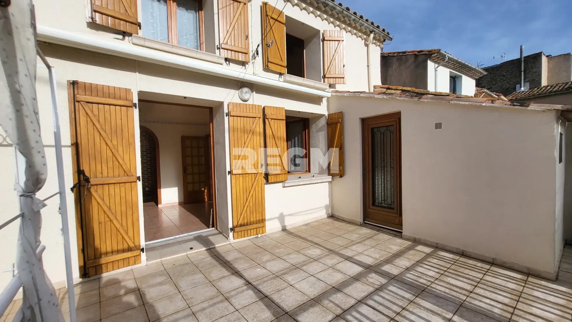 Maison de village rénovée avec 2 chambres, terrasse et garage à Montblanc 