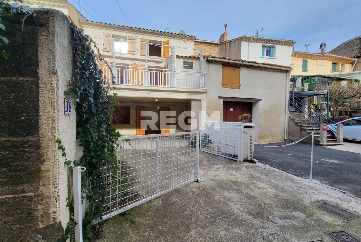 Maison de village rénovée avec 2 chambres, terrasse et garage à Montblanc 