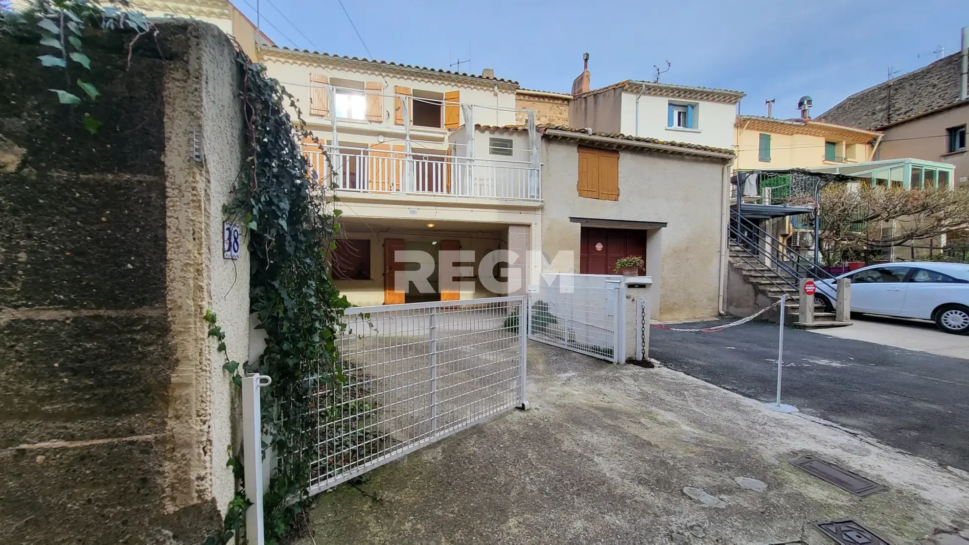 Maison de village rénovée avec 2 chambres, terrasse et garage à Montblanc 