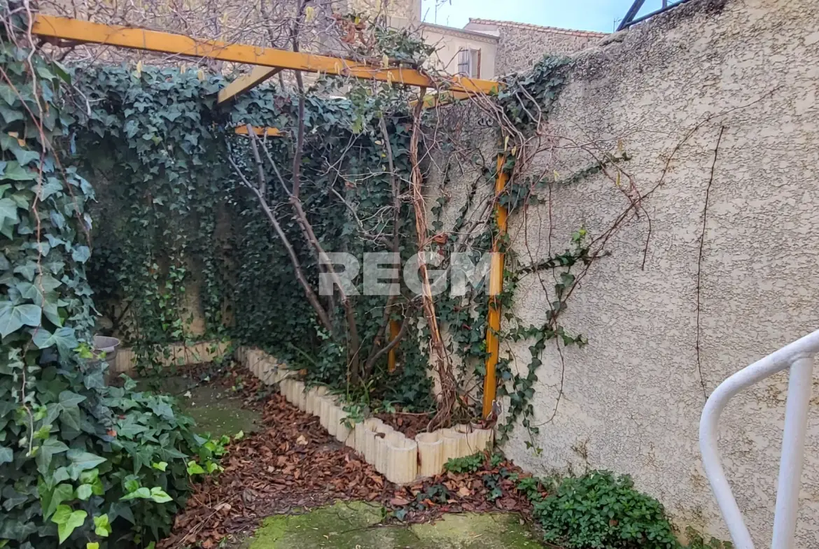 Maison de village rénovée avec 2 chambres, terrasse et garage à Montblanc 