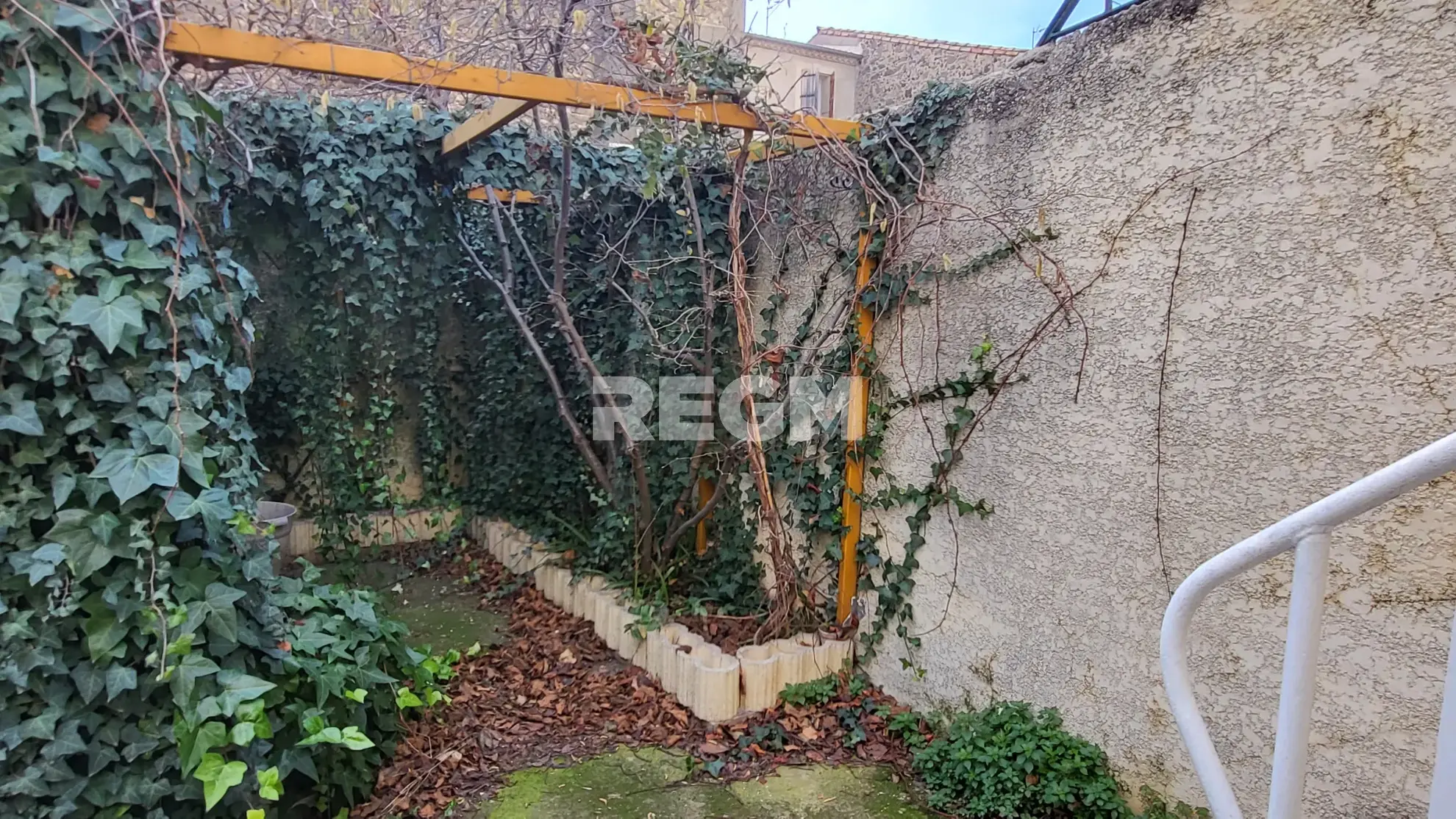 Maison de village rénovée avec 2 chambres, terrasse et garage à Montblanc 
