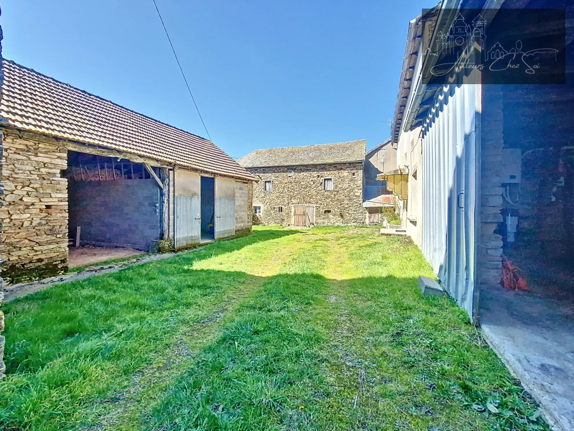 Belle ferme à Réquista avec dépendances, 3 chambres et grand terrain de 2500 m² 