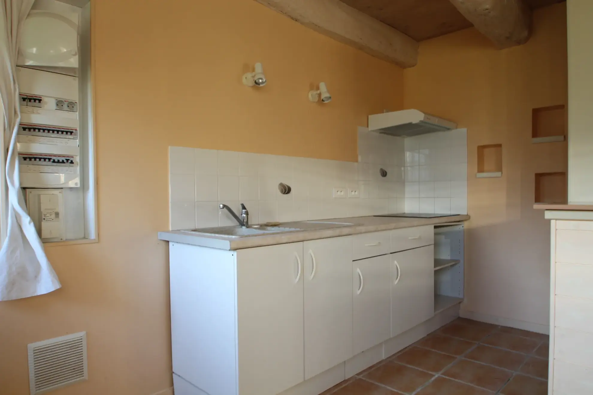 Agréable maison en pierre de 60 m² avec terrasse et jardin à Barbezière 