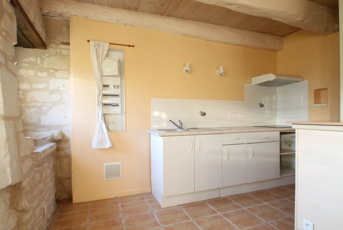 Agréable maison en pierre de 60 m² avec terrasse et jardin à Barbezière 