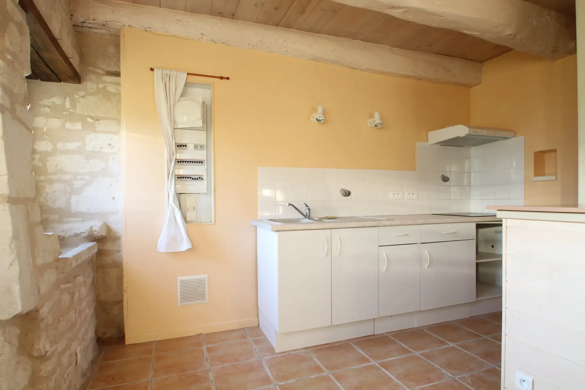 Agréable maison en pierre de 60 m² avec terrasse et jardin à Barbezière 
