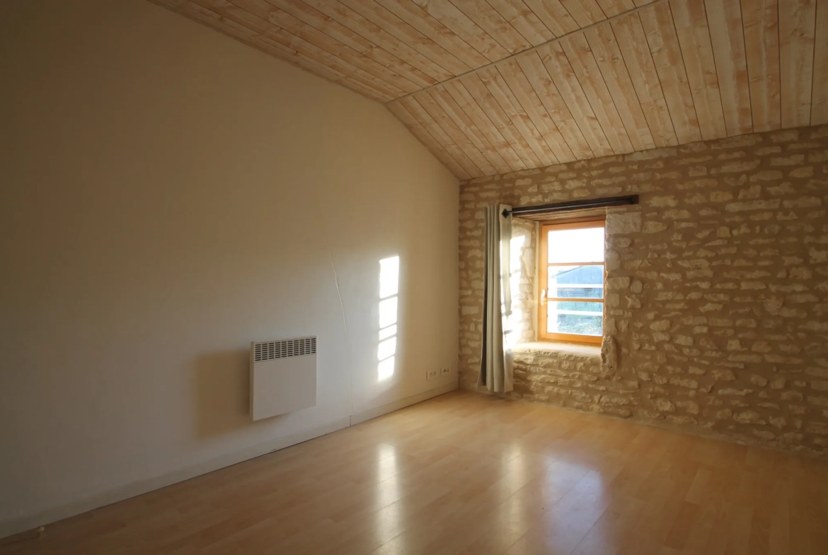Agréable maison en pierre de 60 m² avec terrasse et jardin à Barbezière 