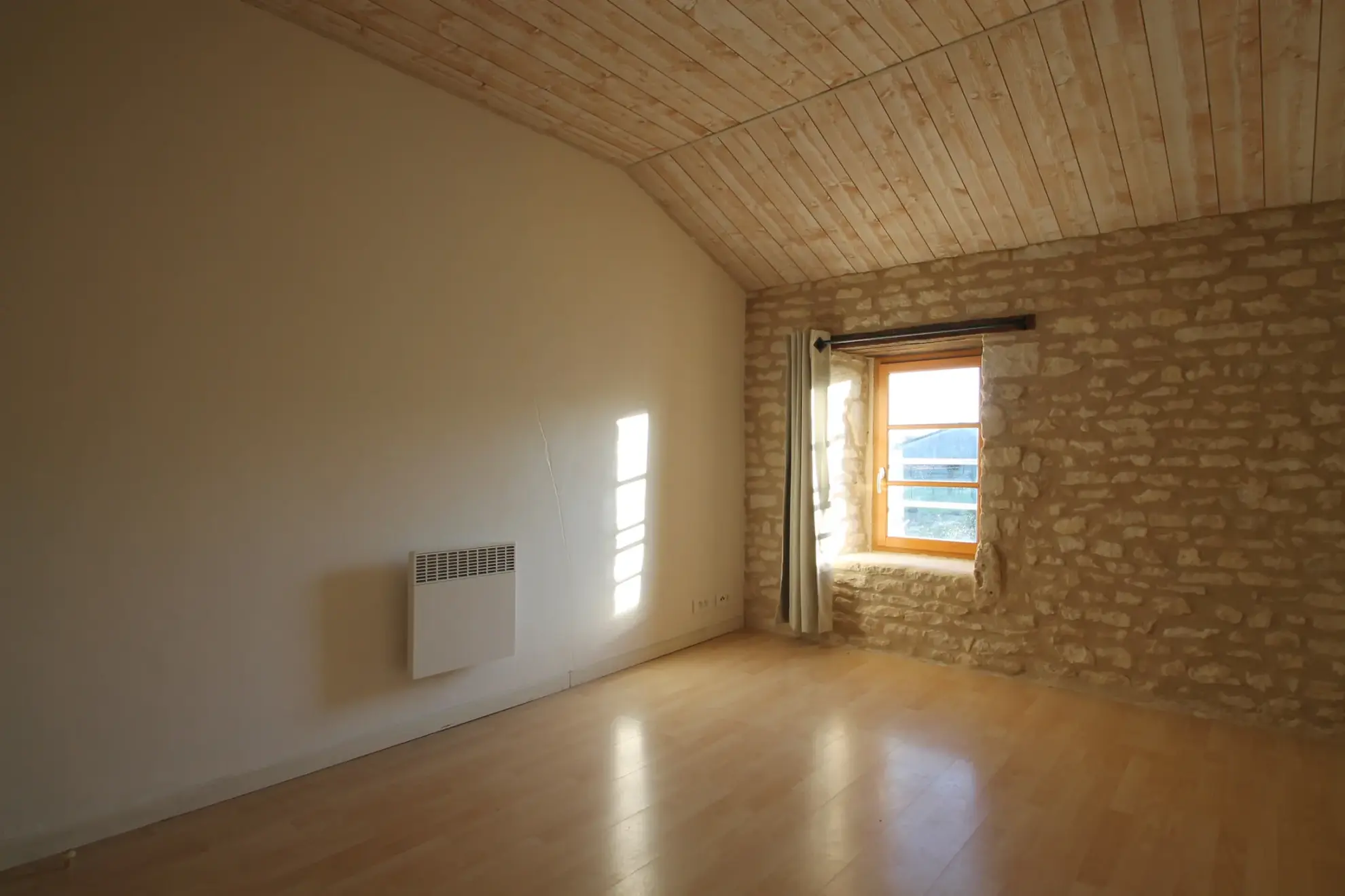 Agréable maison en pierre de 60 m² avec terrasse et jardin à Barbezière 