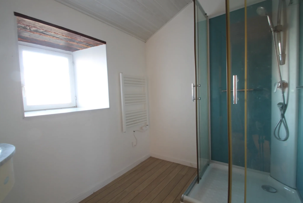 Agréable maison en pierre de 60 m² avec terrasse et jardin à Barbezière 