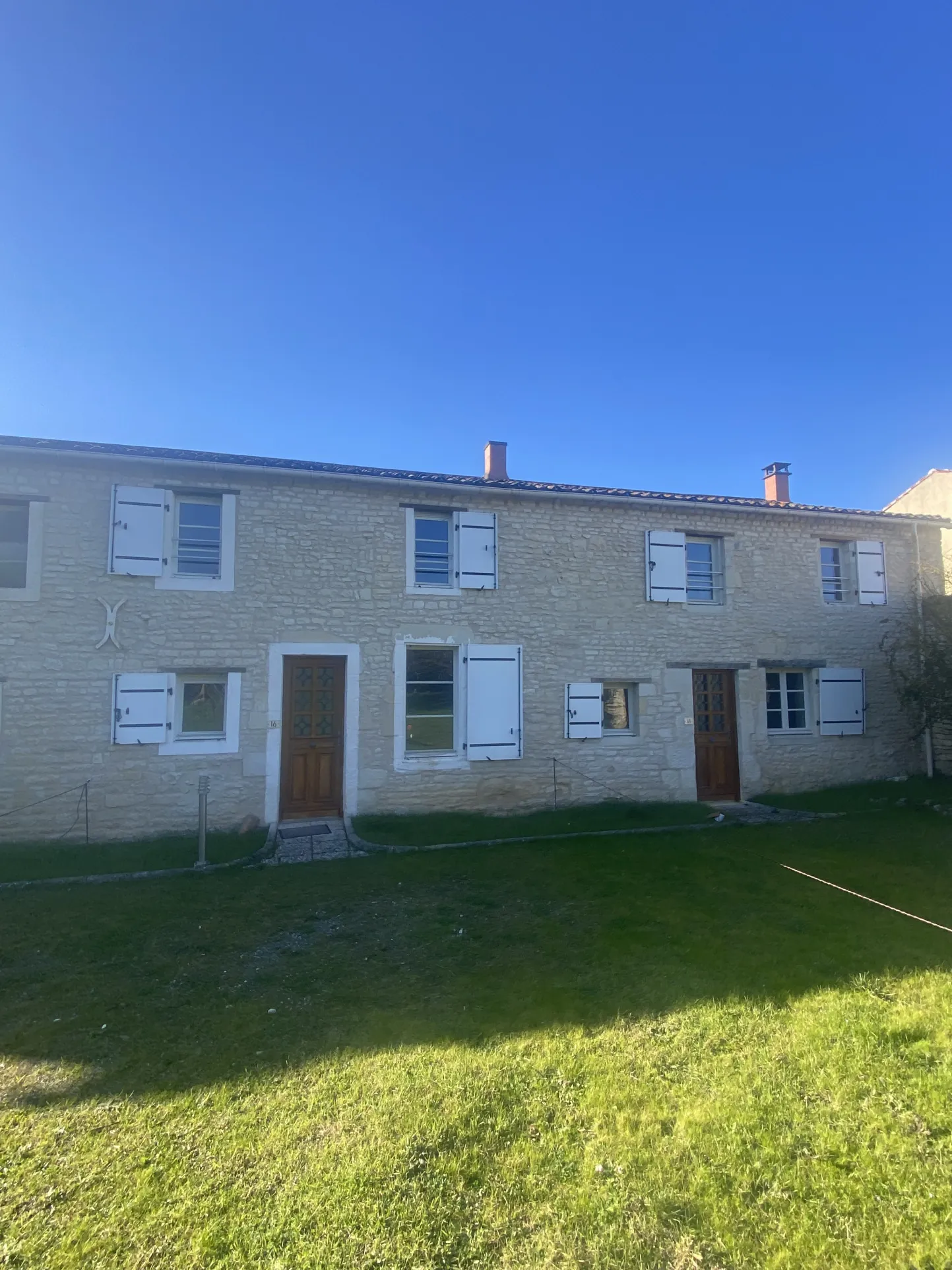 Agréable maison en pierre de 60 m² avec terrasse et jardin à Barbezière 