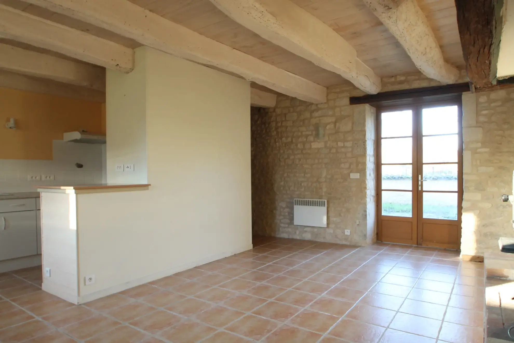 Agréable maison en pierre de 60 m² avec terrasse et jardin à Barbezière 