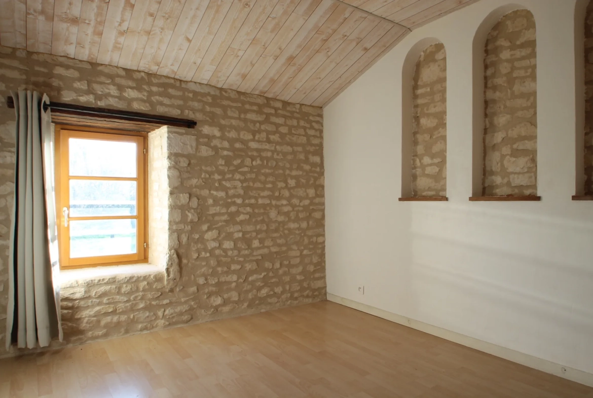 Agréable maison en pierre de 60 m² avec terrasse et jardin à Barbezière 