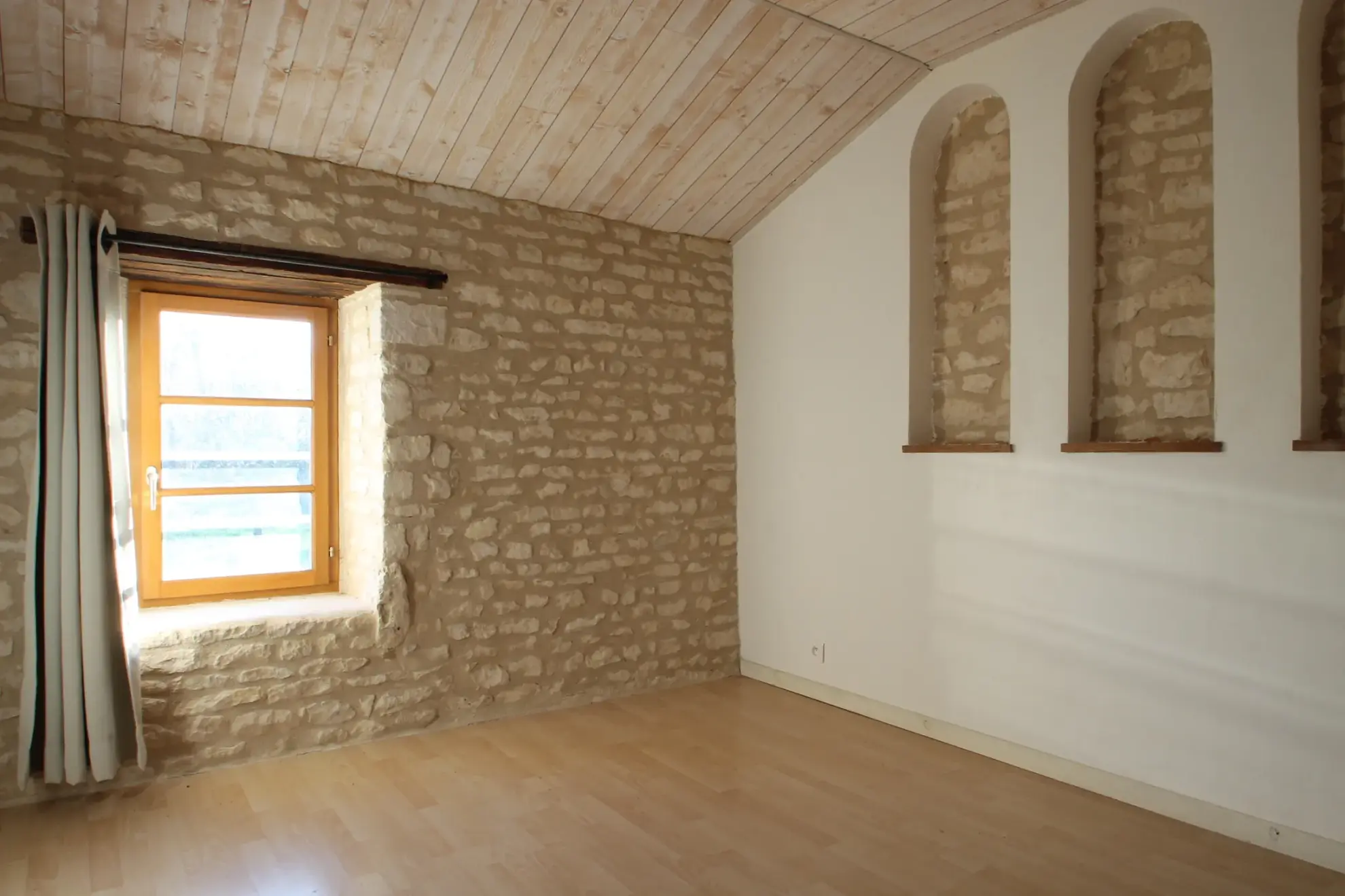 Agréable maison en pierre de 60 m² avec terrasse et jardin à Barbezière 
