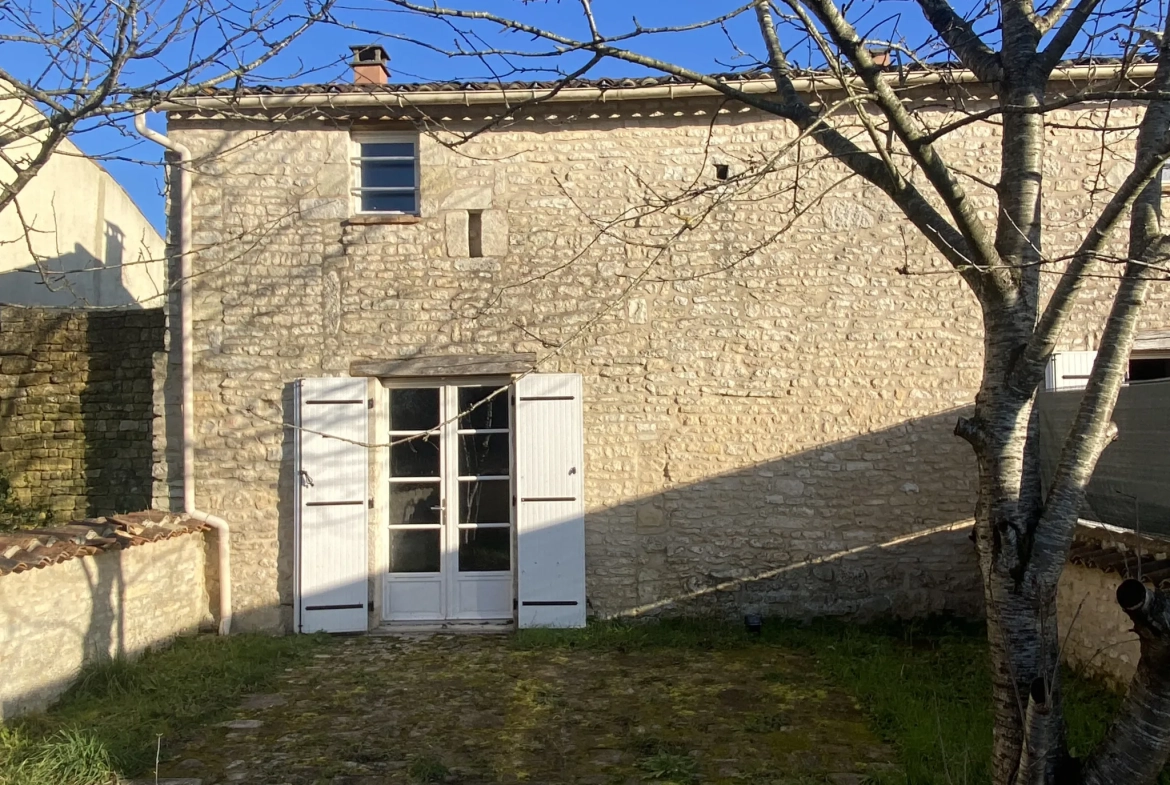 Agréable maison en pierre de 60 m² avec terrasse et jardin à Barbezière 