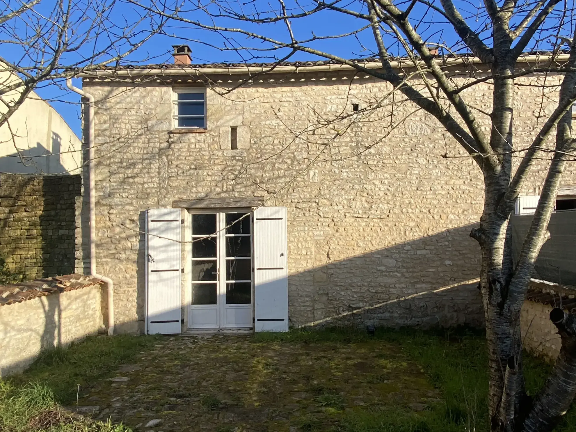 Agréable maison en pierre de 60 m² avec terrasse et jardin à Barbezière 