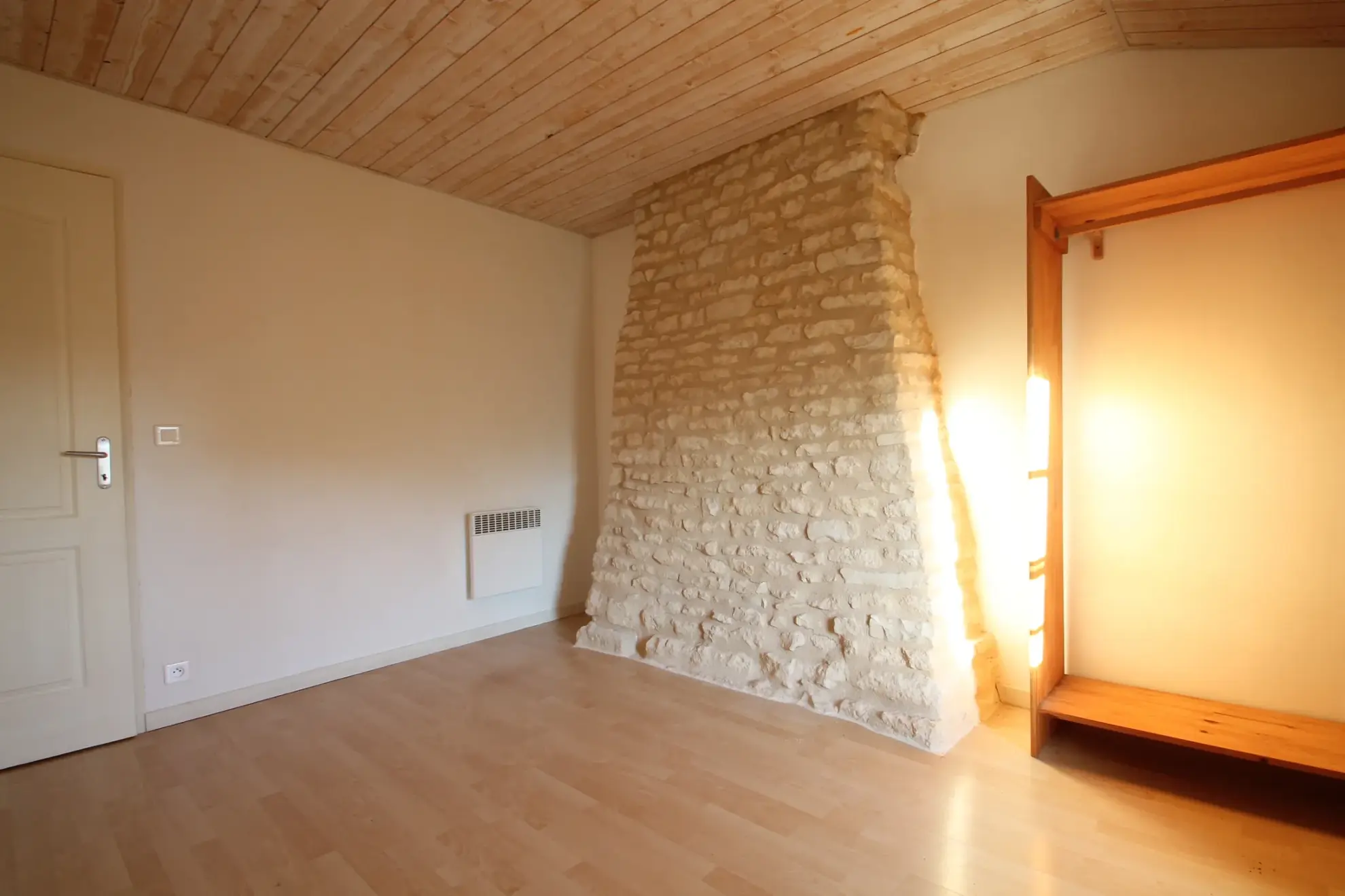 Agréable maison en pierre de 60 m² avec terrasse et jardin à Barbezière 