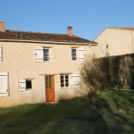 Agréable maison en pierre de 60 m² avec terrasse et jardin à Barbezière