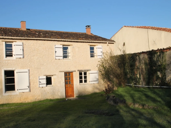 Agréable maison en pierre de 60 m² avec terrasse et jardin à Barbezière