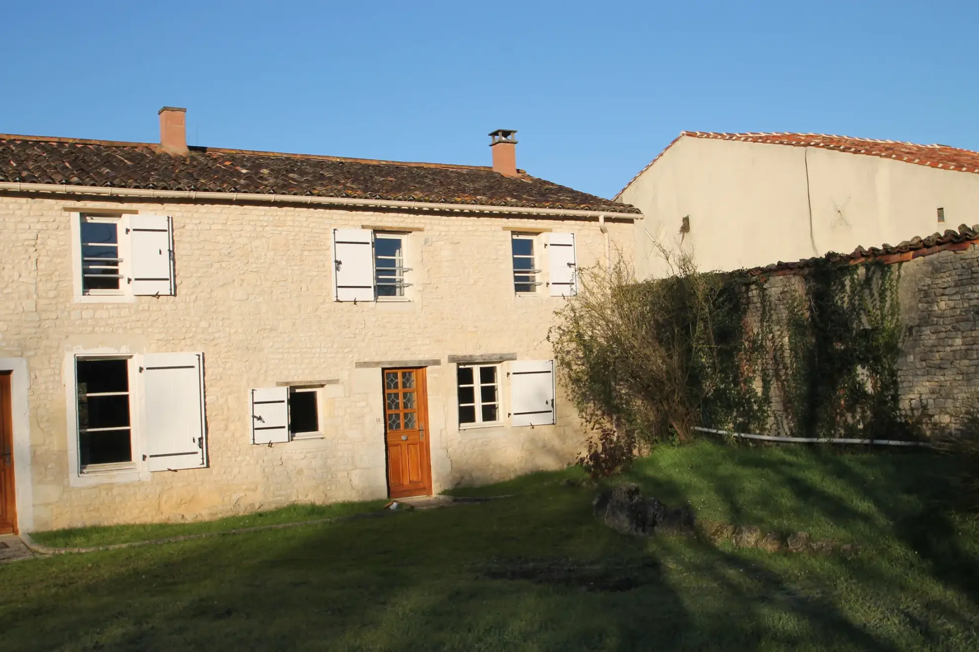 Agréable maison en pierre de 60 m² avec terrasse et jardin à Barbezière 
