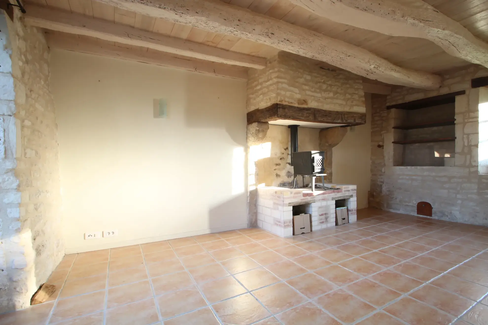Agréable maison en pierre de 60 m² avec terrasse et jardin à Barbezière 