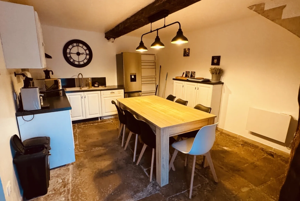 Maison en pierre rénovée avec 3 chambres dans un village bucolique près d'Avallon 