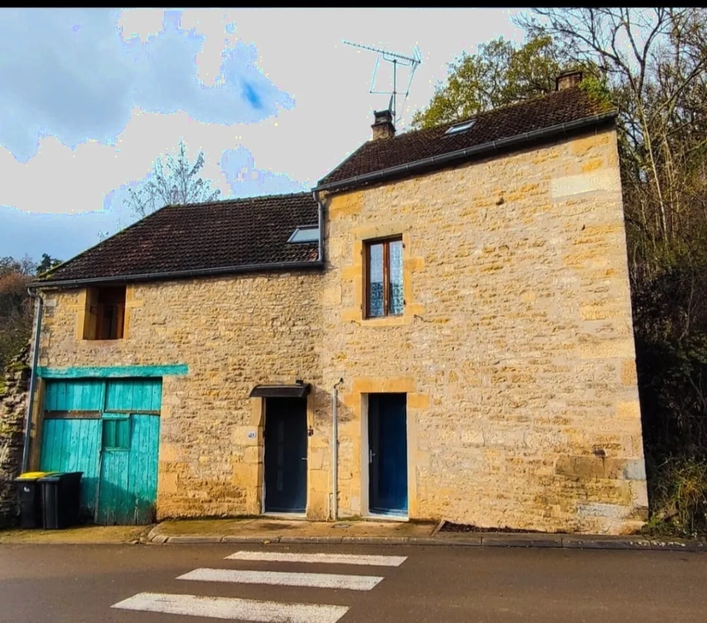 Maison en pierre rénovée avec 3 chambres dans un village bucolique près d'Avallon