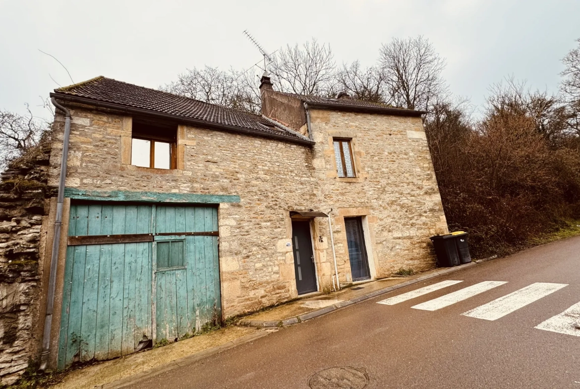 Maison en pierre rénovée avec 3 chambres dans un village bucolique près d'Avallon 