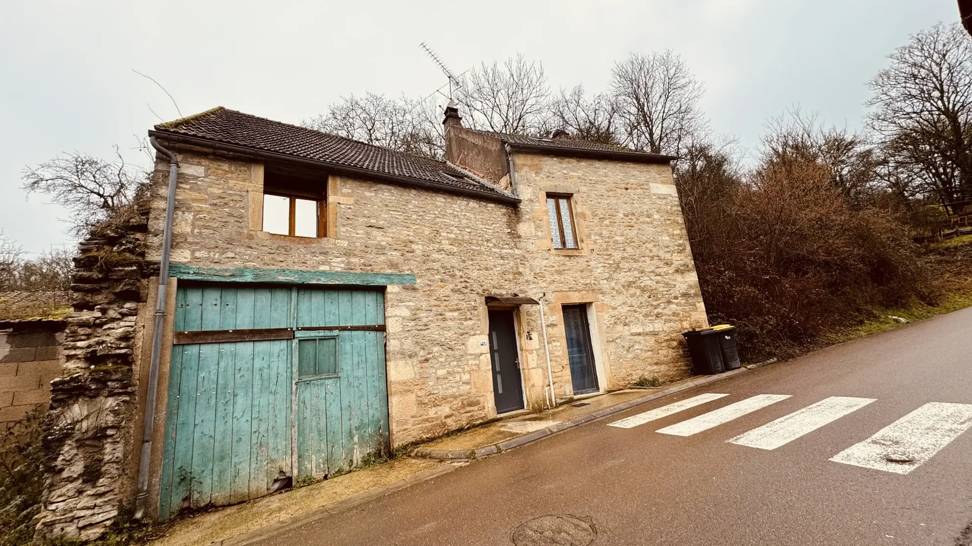 Maison en pierre rénovée avec 3 chambres dans un village bucolique près d'Avallon 