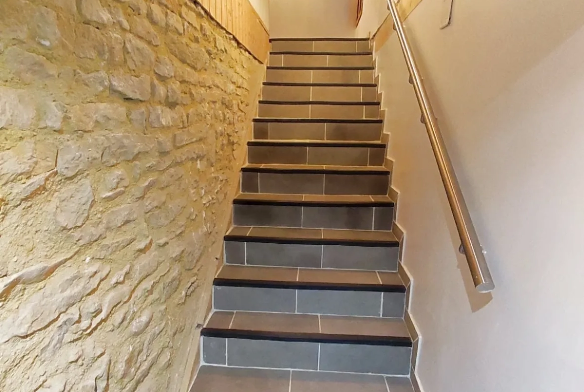 Maison en pierre rénovée avec 3 chambres dans un village bucolique près d'Avallon 